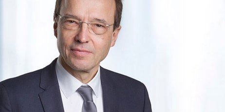 Professor Neubauer ist im Porträt zu sehen. 